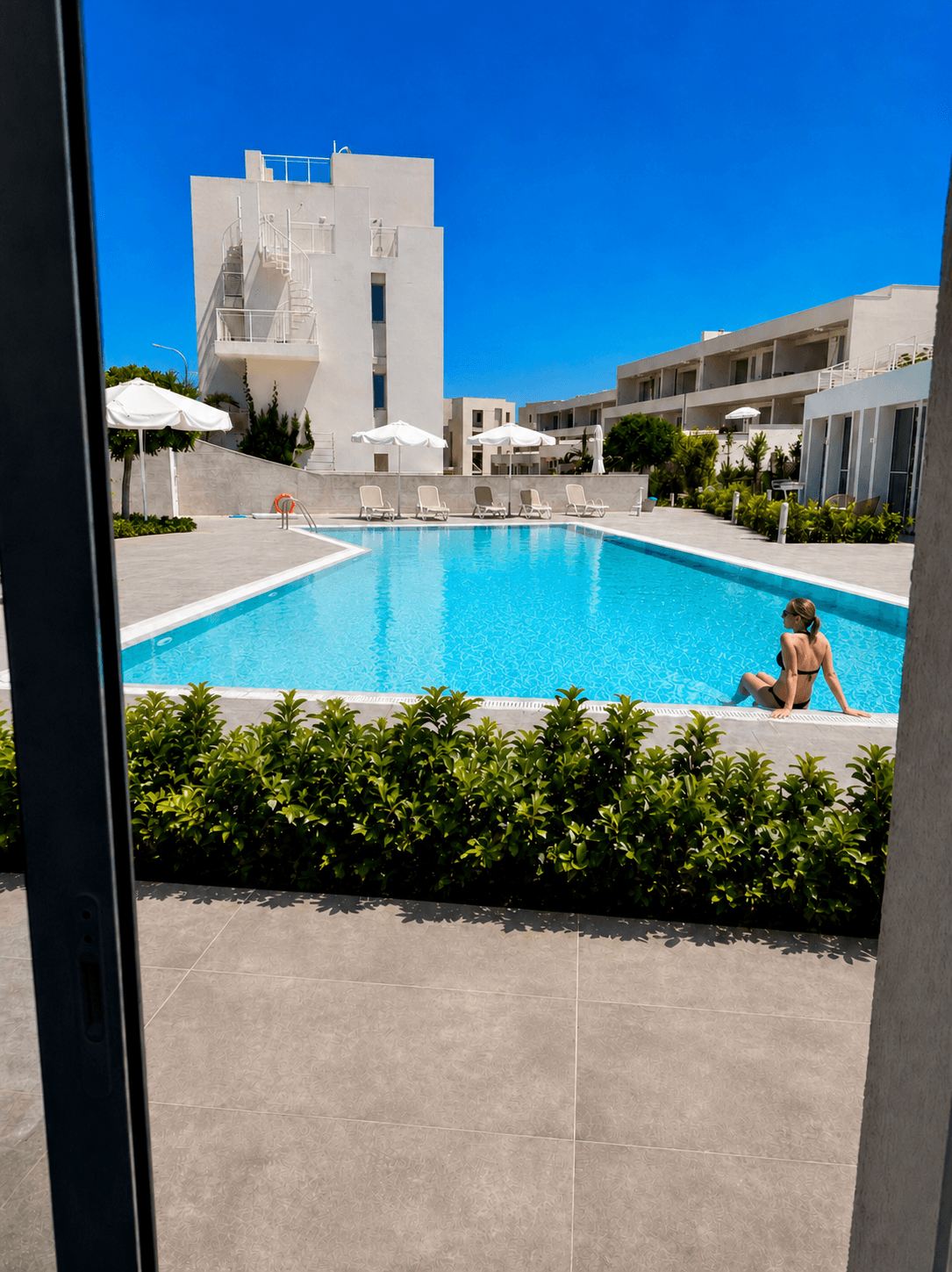 Stylish Pool-View Apartment Blue Horizon